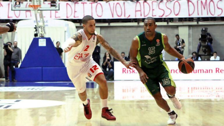 El base del Unicaja Jayson Granger en un partido contra el EA7 Milán
