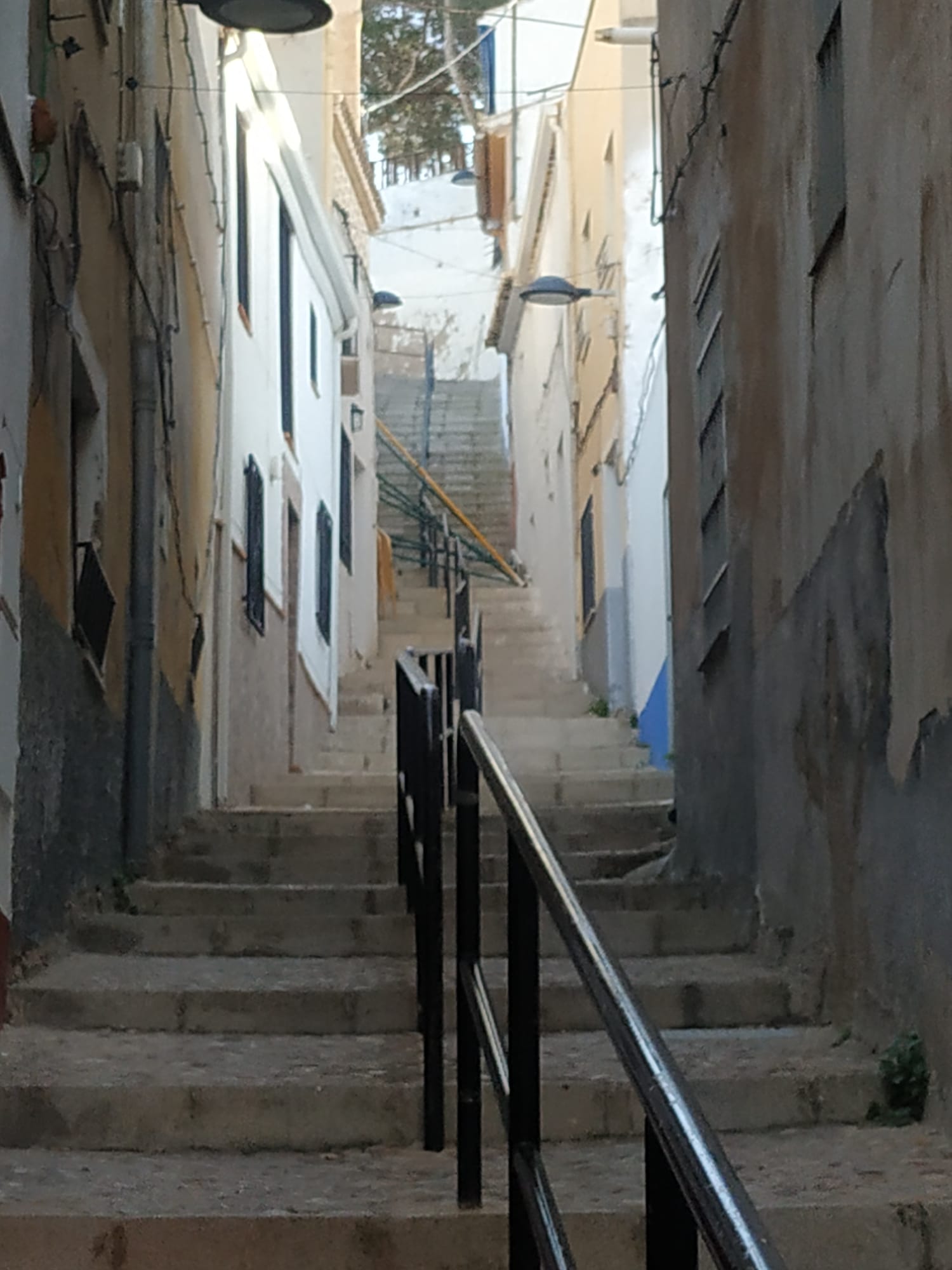 Vallas en una de las calles de subida al Castillo