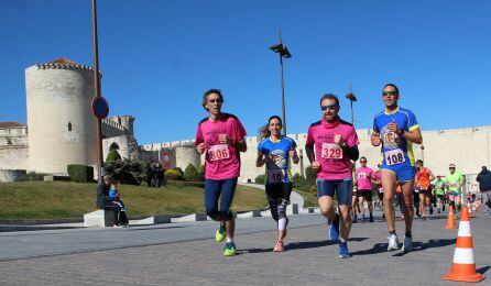 Los atletas corren en el entorno del Castillo