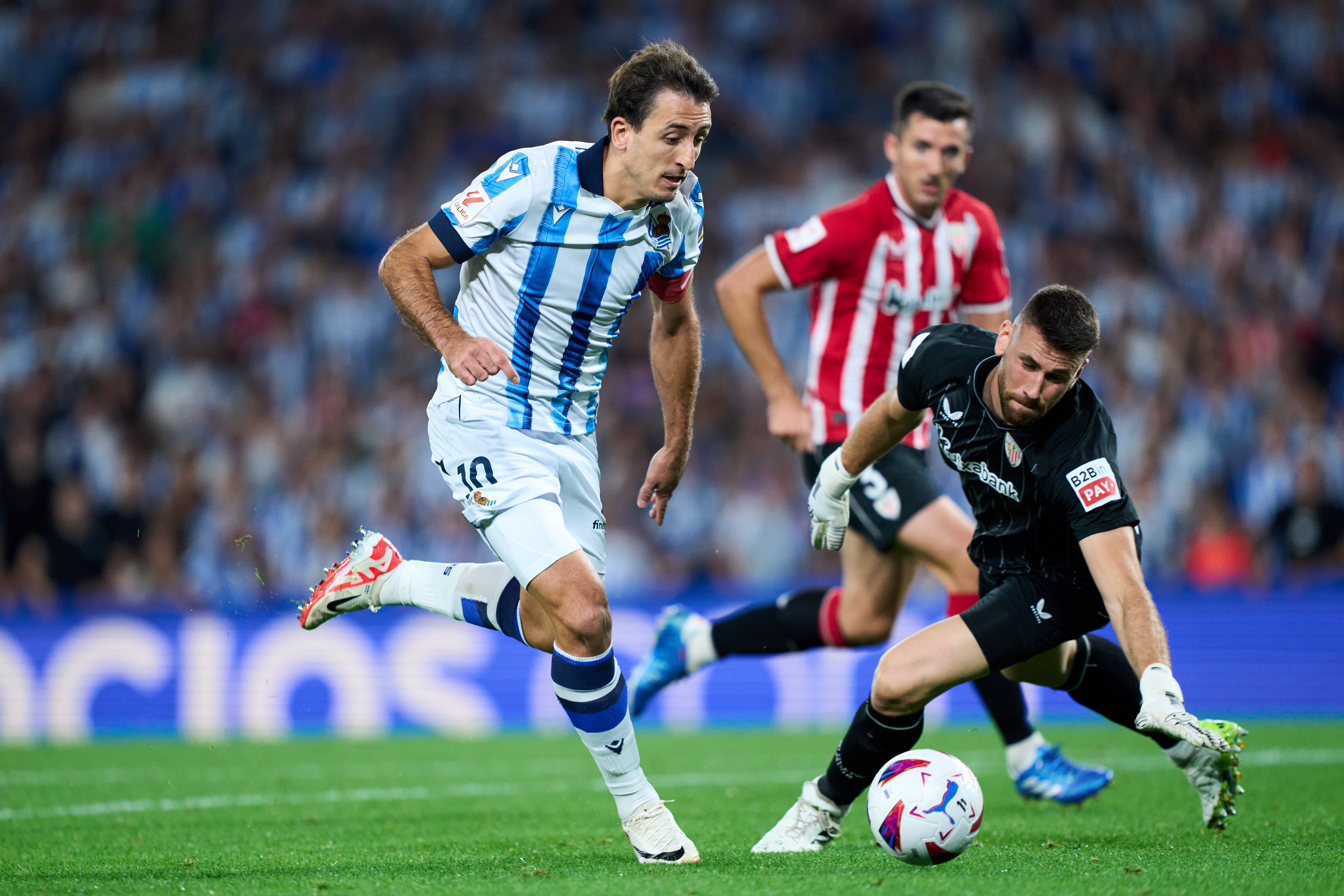 Mikel Oyarzabal y Unai Simón, durante el Real Sociedad-Athletic disputado en Anoeta