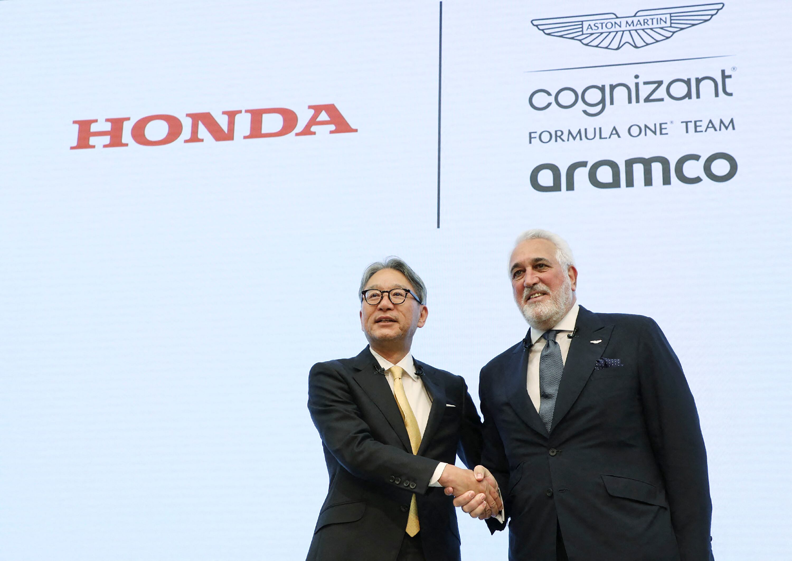 El presidente de Honda Motor, Toshihiro Mibe, y el jefe de Aston Martin, Lawrence Stroll, se saludan este miércoles en la presentación del acuerdo entre Honda y Aston Martin.