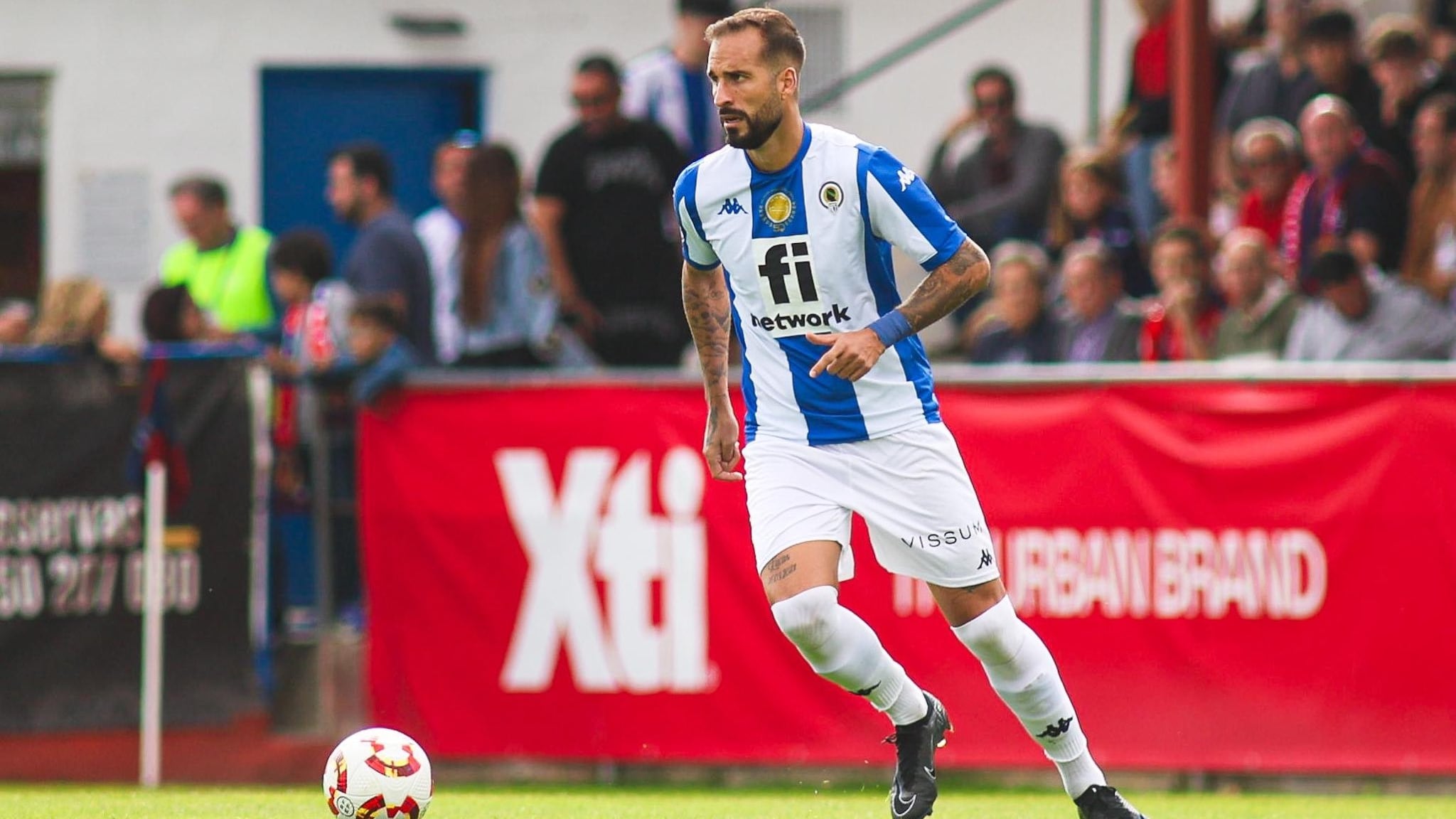 Josema controla el balón, en el estadio de La Constitución