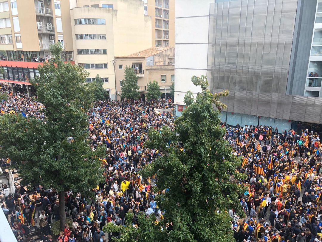 Pla general de la concentració davant l'edifici de la Generalitat