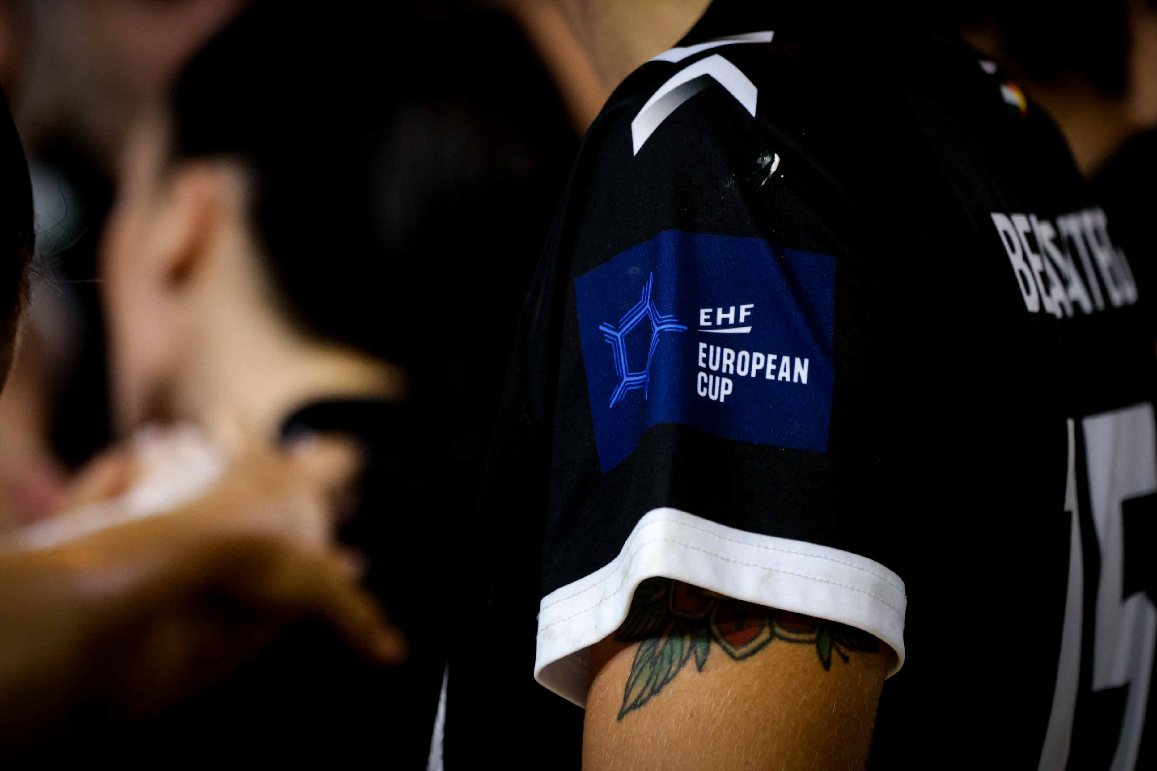 Logo de la competición en la manga de una jugadora