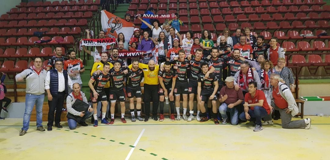 Balonmano Nava celebra la victoria con sus aficionados