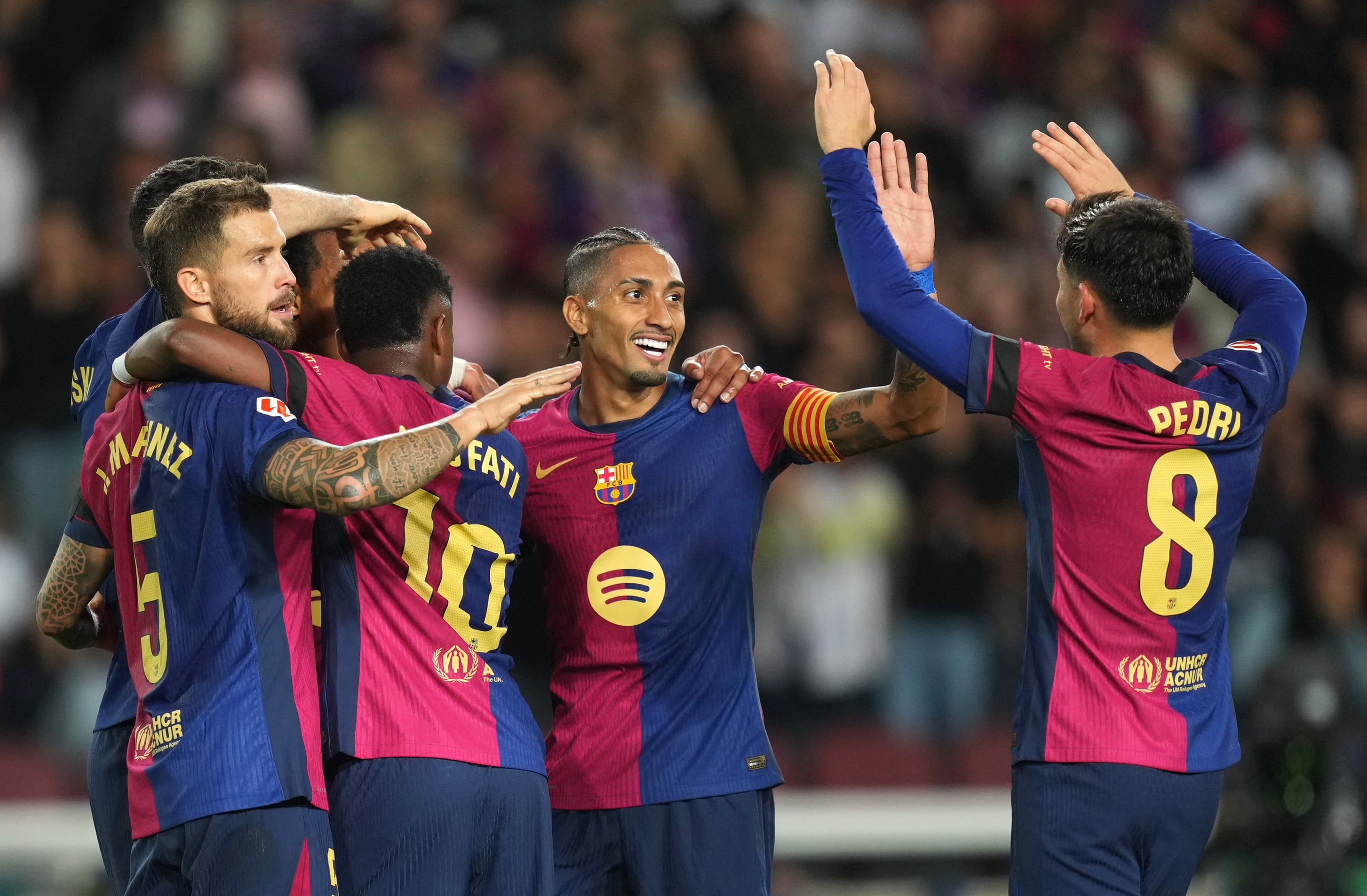 Los jugadores del Barça celebran un gol ante el Sevilla en Montjuic