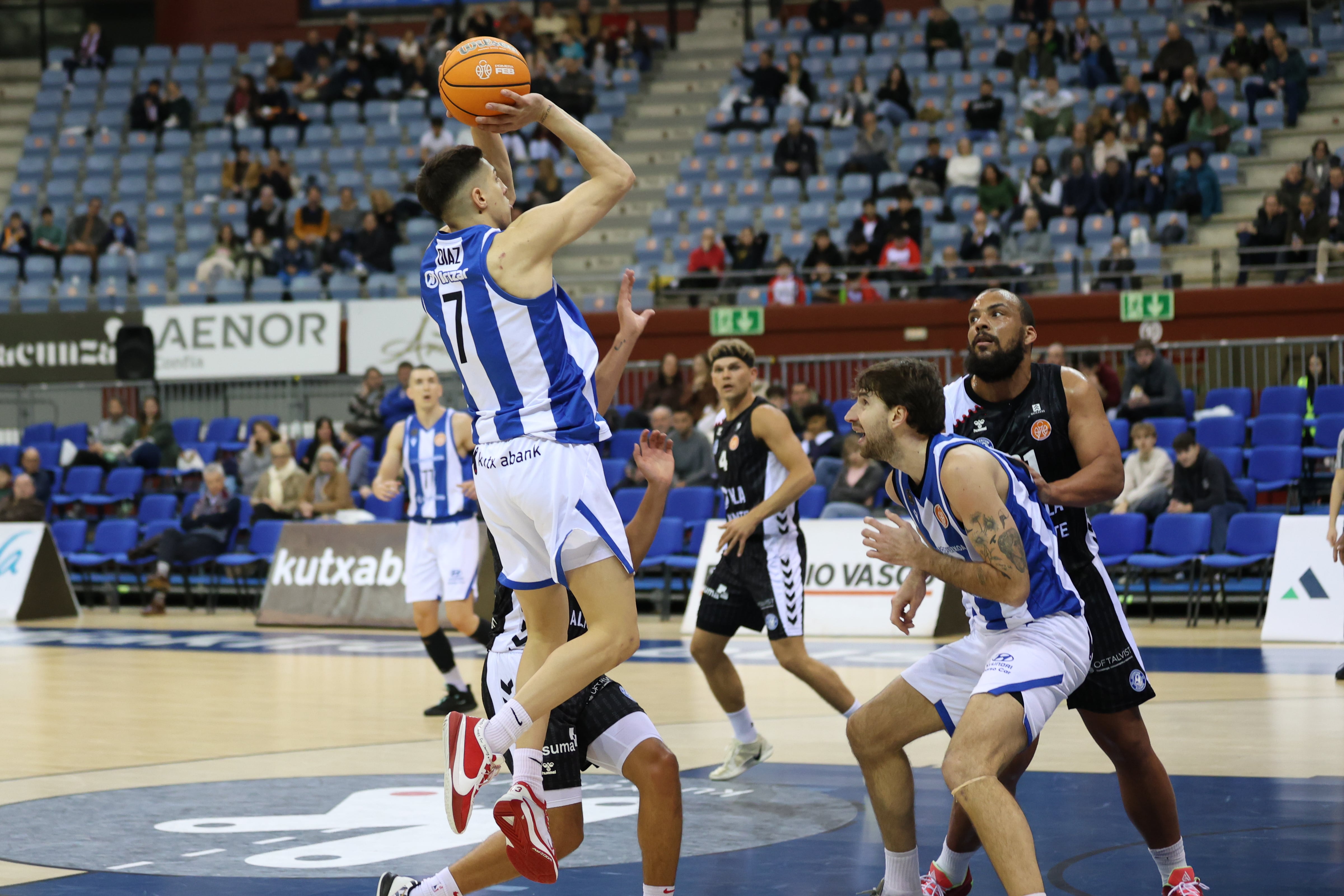 Kevin Larsen y Sebastian Aris, frente a Gipuzkoa
