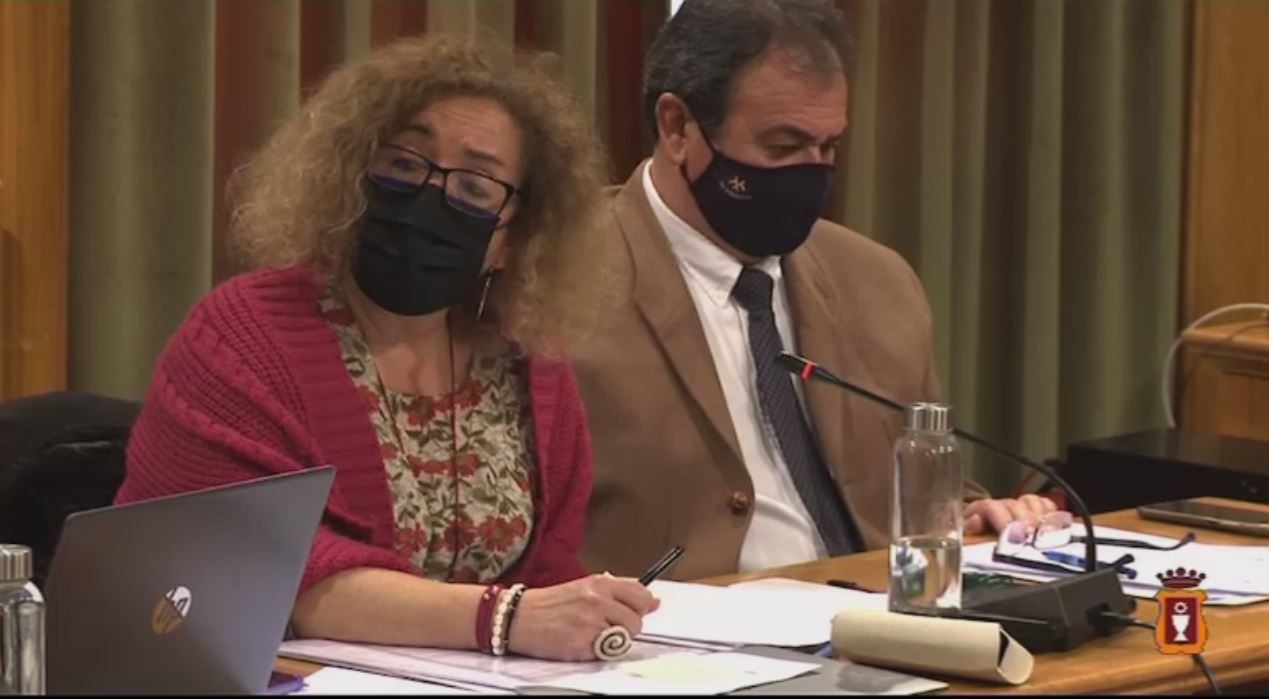 Marta Tirado e Isidoro Gómez Cavero en el pleno municipal del mes de enero