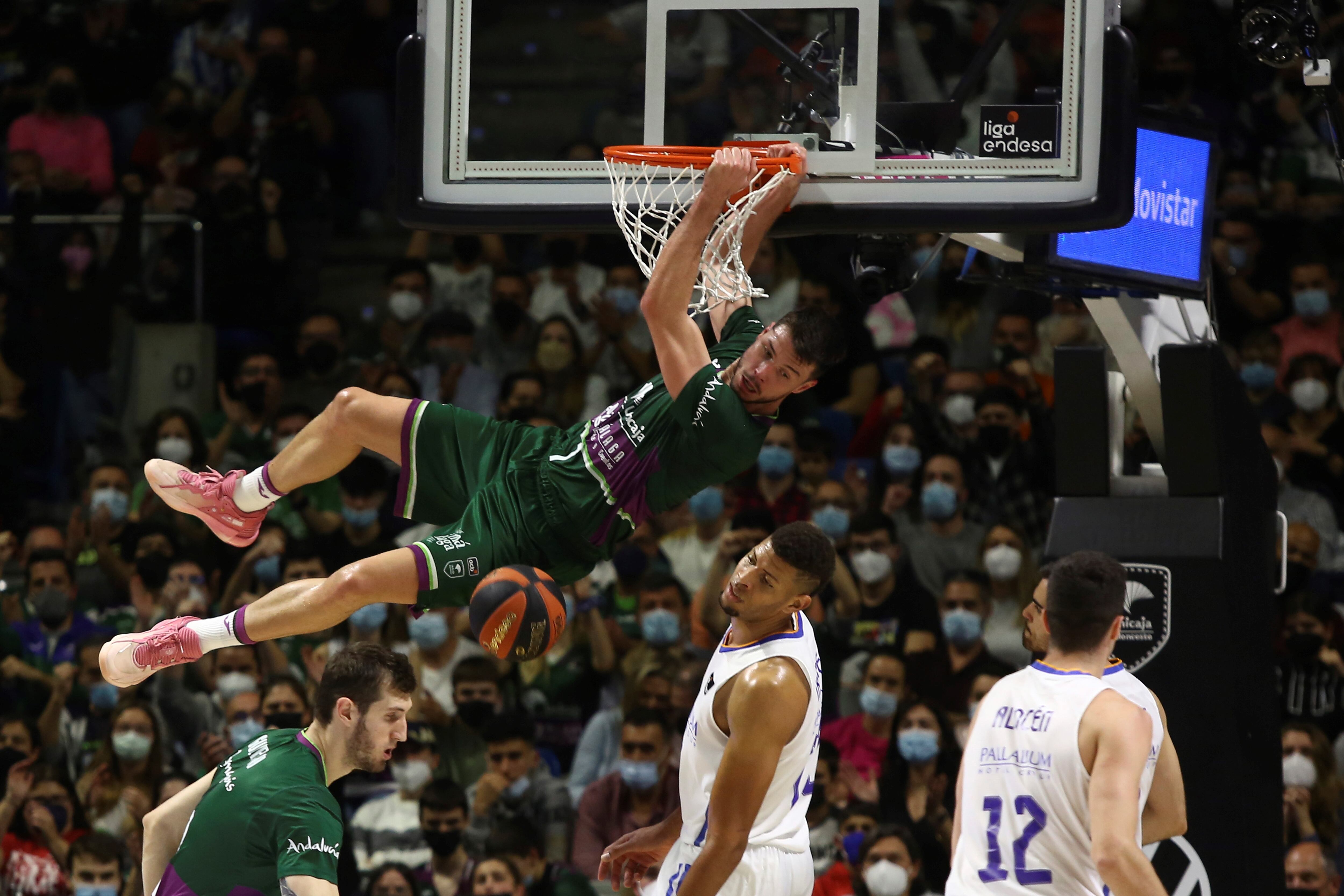 Jonathan Barreiro machaca la canasta del Real Madrid