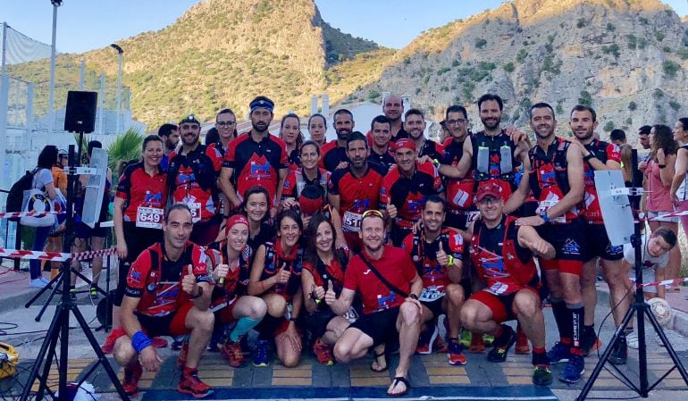 La &#039;marea roja&#039; vuelve a dominar en la carrera nocturna de San Antonio. Varios miembros del club en Montejaque. 