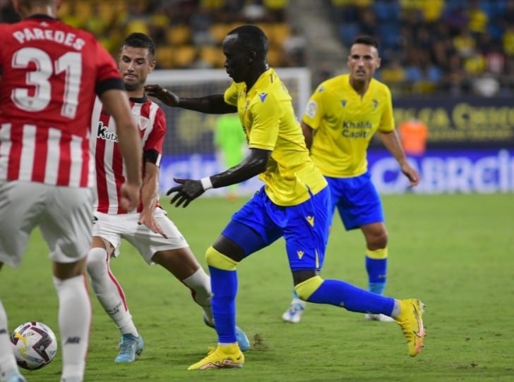 Awer Mabil en un partido del Cádiz en el año 2022