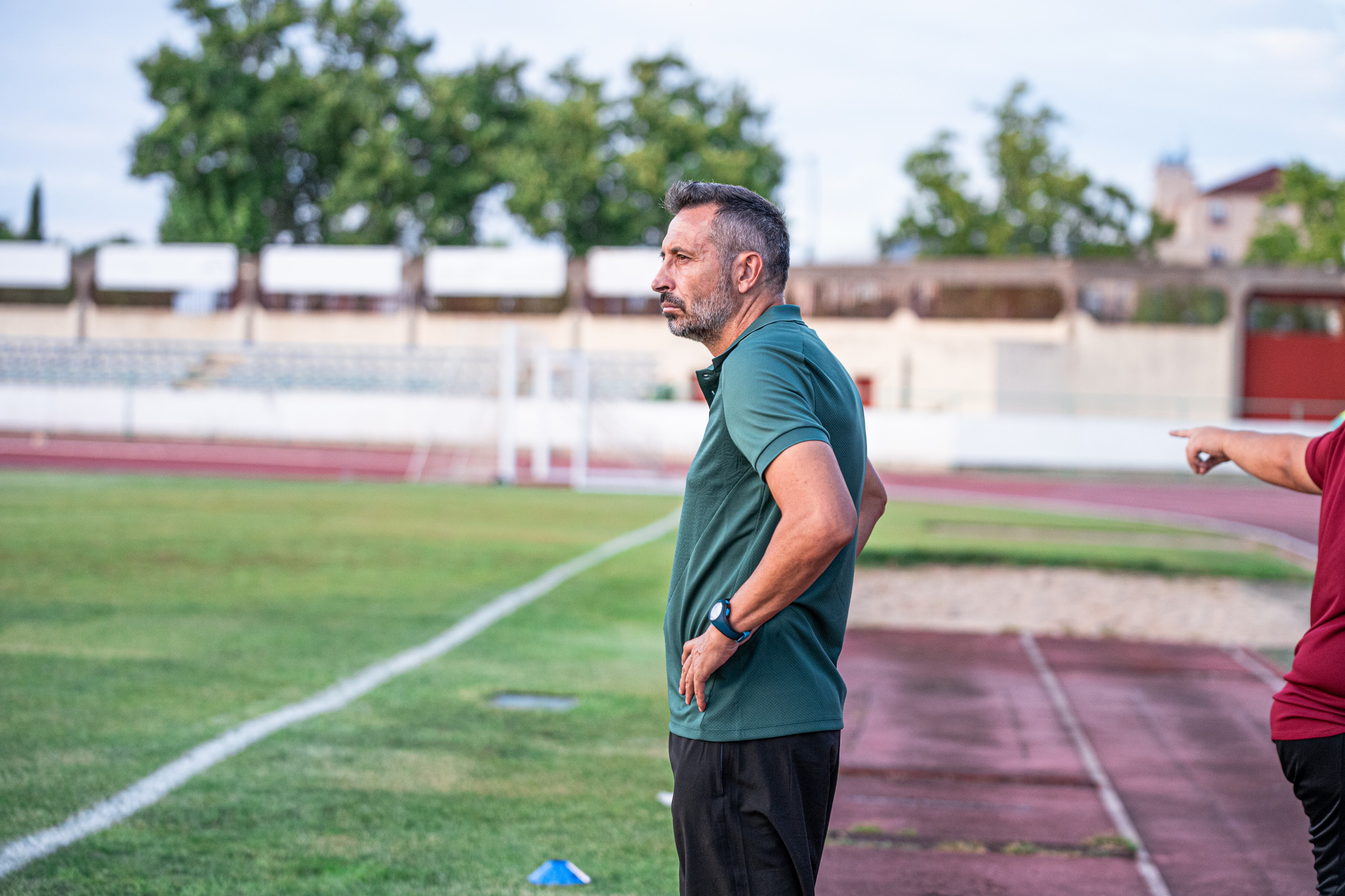 Manolo Herrero, entrenador del Real Jaén, en el campo Francisco Sánchez Menor de Puertollano.