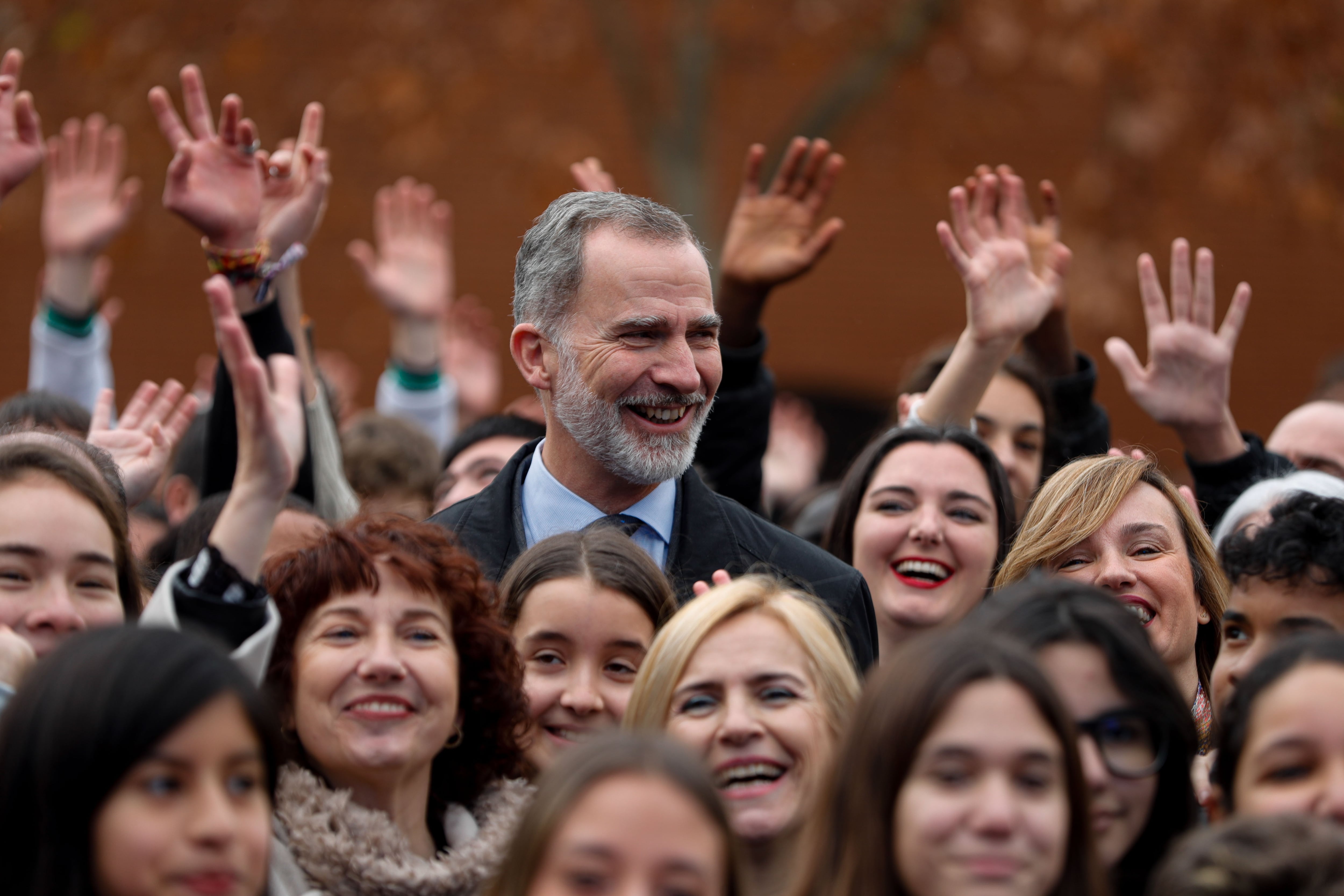 ZARAGOZA, 11/01/2023.- El rey Felipe VI visita este miércoles, el IES Ramón y Cajal de Zaragoza, con motivo de la entrega del Premio Escuela del Año 2021 otorgado al centro educativo. El galardón es concedido por la Fundación Princesa de Girona con el objetivo de recompensar el esfuerzo de centros que apuestan por el desarrollo del talento y la innovación educativa en favor de una sociedad más justa y un mundo mejor. EFE/ Javier Cebollada
