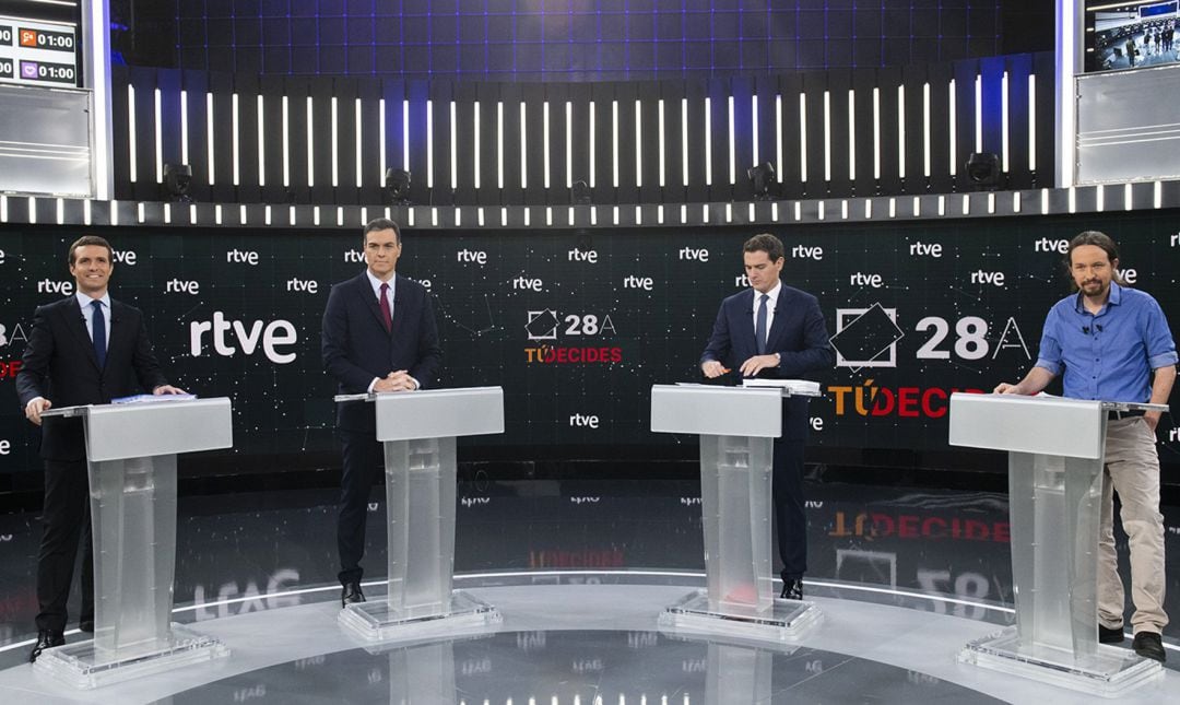 Los cuatro candidatos antes de comenzar el debate.