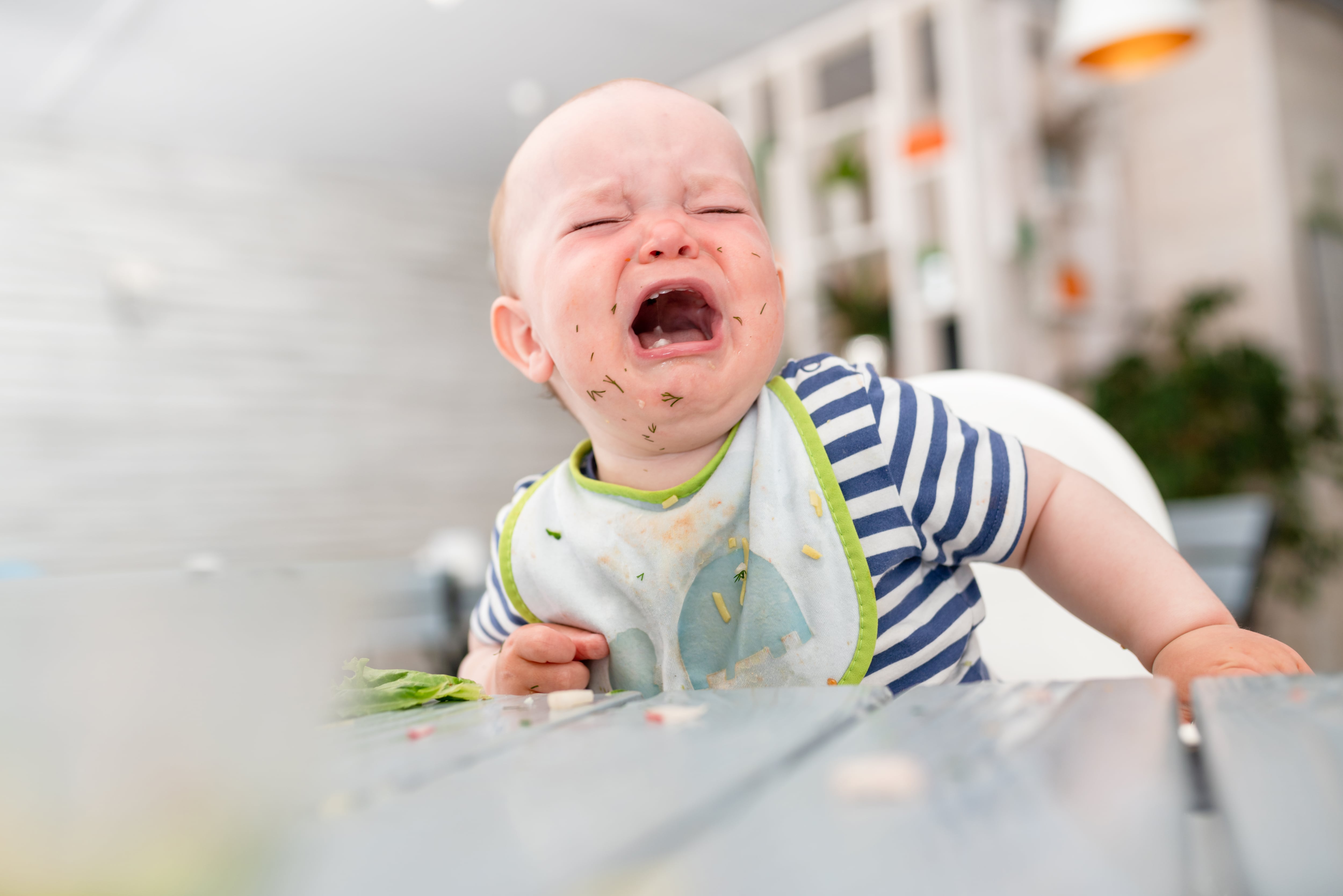 Un bebé, llorando en un restaurante.