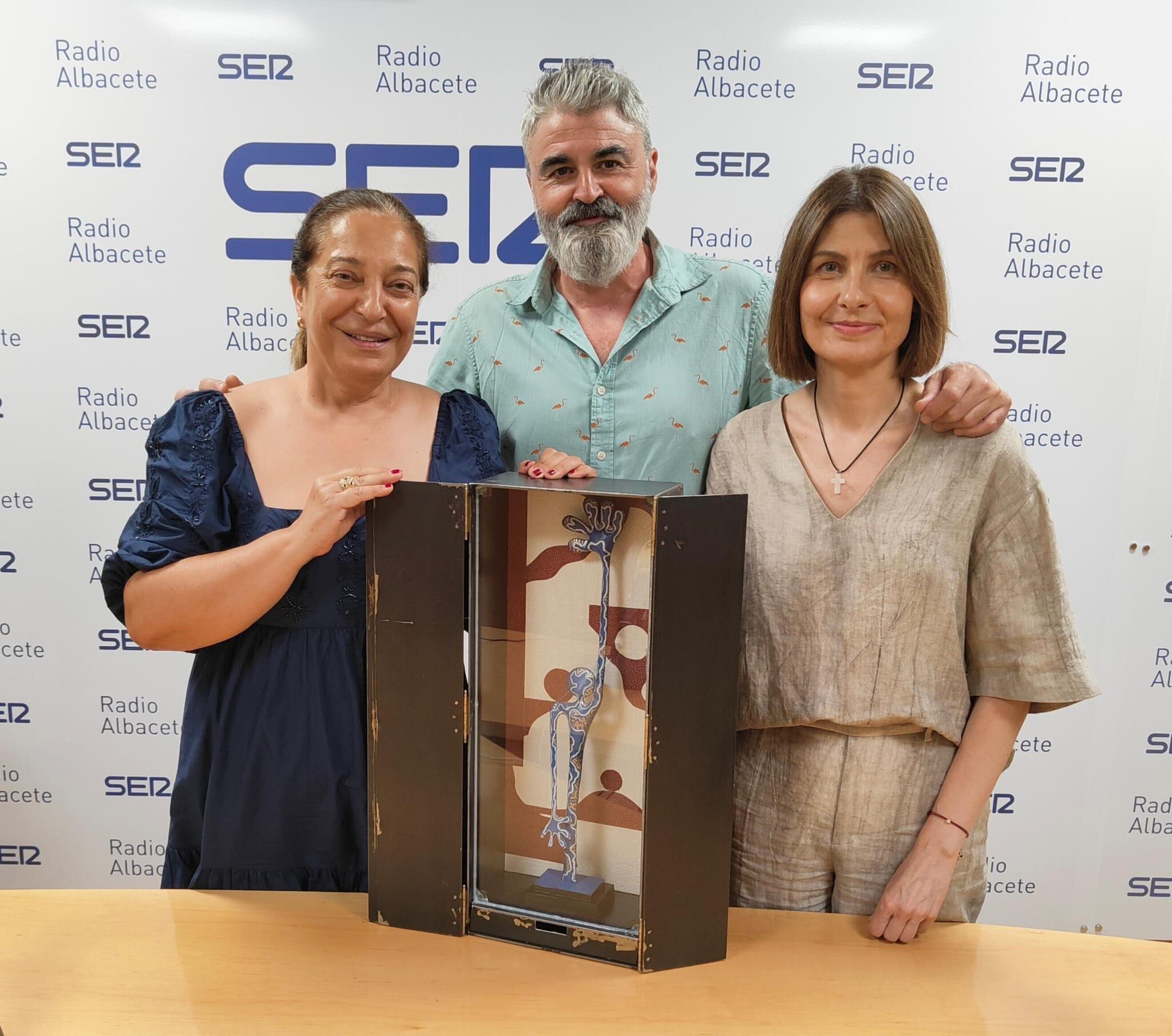 La directora de Radio Albacete, Justina Gómez; Santi Flores; y Beatriz, la persona que ha cedido la escultura, tras tenerla un mes