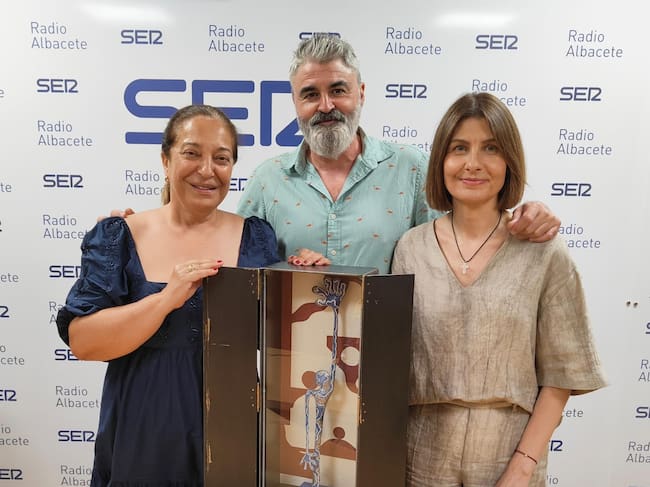 La directora de Radio Albacete, Justina Gómez; Santi Flores; y Beatriz, la persona que ha cedido la escultura, tras tenerla un mes