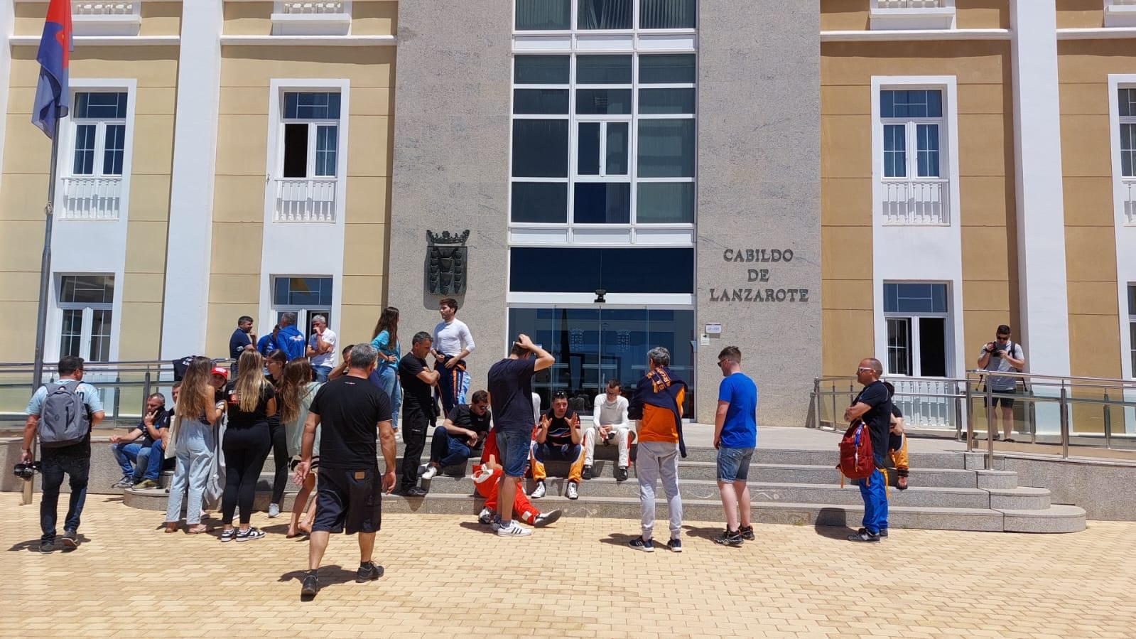 Algunos de los pilotos inscritos en las puerta del Cabildo de Lanzarote el día que se canceló el rally.