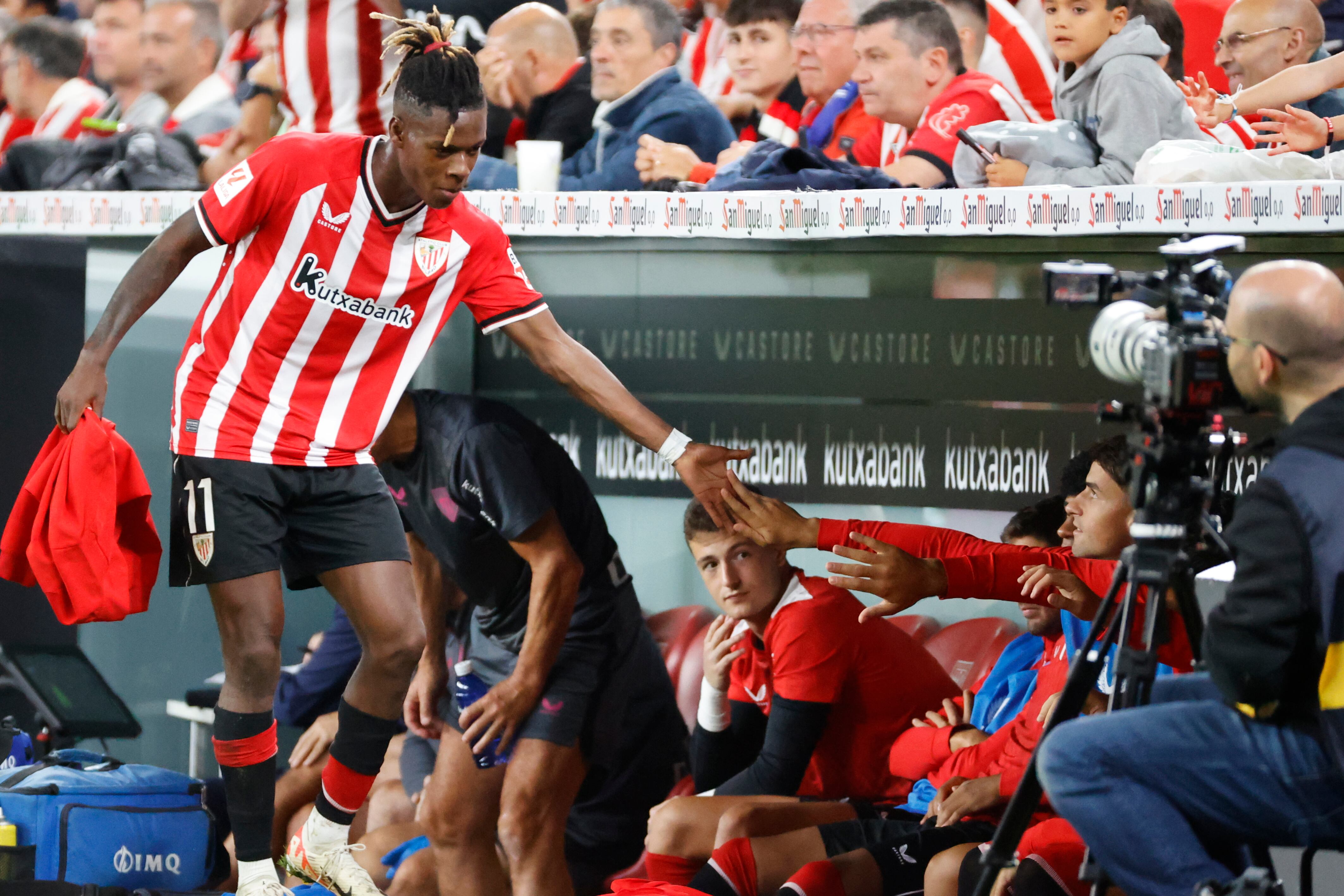 Nico Williams saluda a sus compañeros en el banquillo a su salida del terreno de juego durante el partido de LaLiga ante el Betis