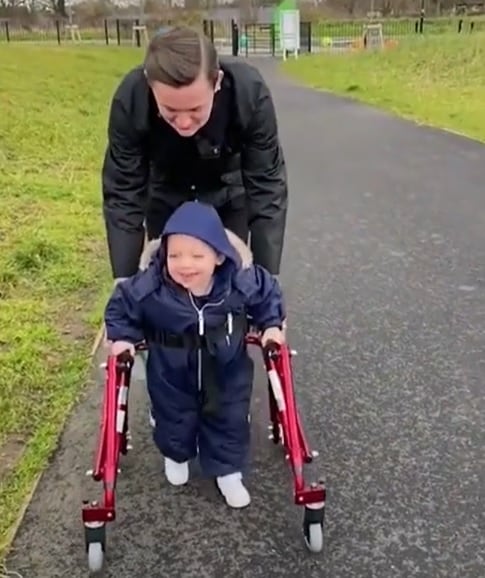 Un niño de dos años con parálisis cerebral da sus primeros pasos.