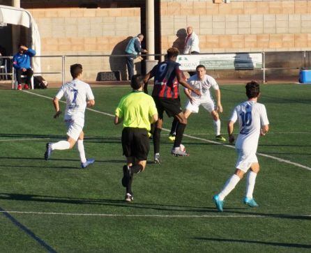 Óscar Siafa rodeado de contrarios