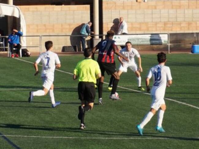 Óscar Siafa rodeado de contrarios