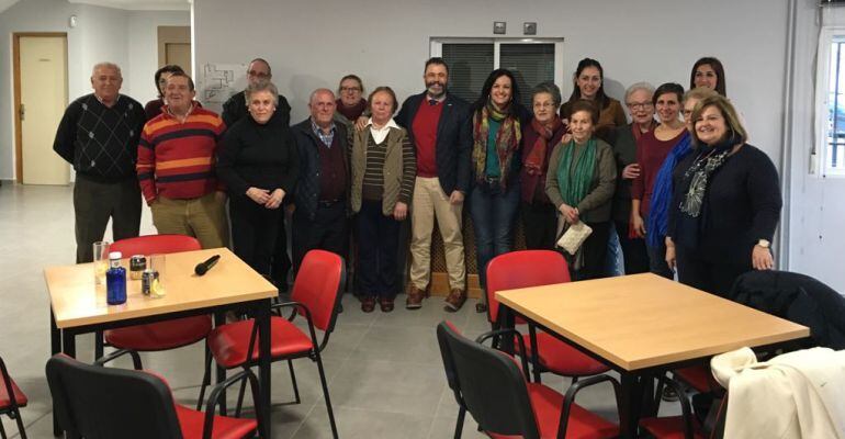 El delegado de Vivienda, Rafael Valdivielso (centro), con vecinos de la comarca de Las Villas y Segura.