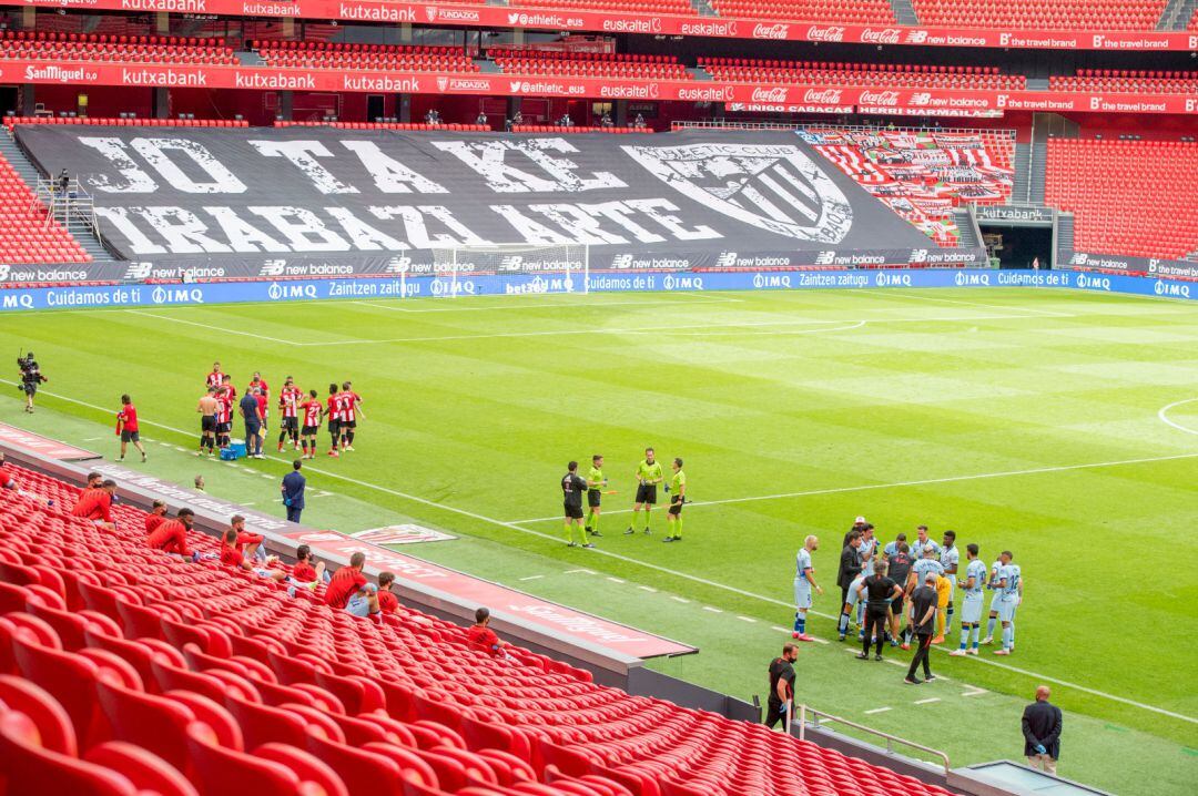 Los jugadores de Athletic y Atlético de Madrid, durante una pausa para la hidratación en el partido disputado este domingo en San Mamés