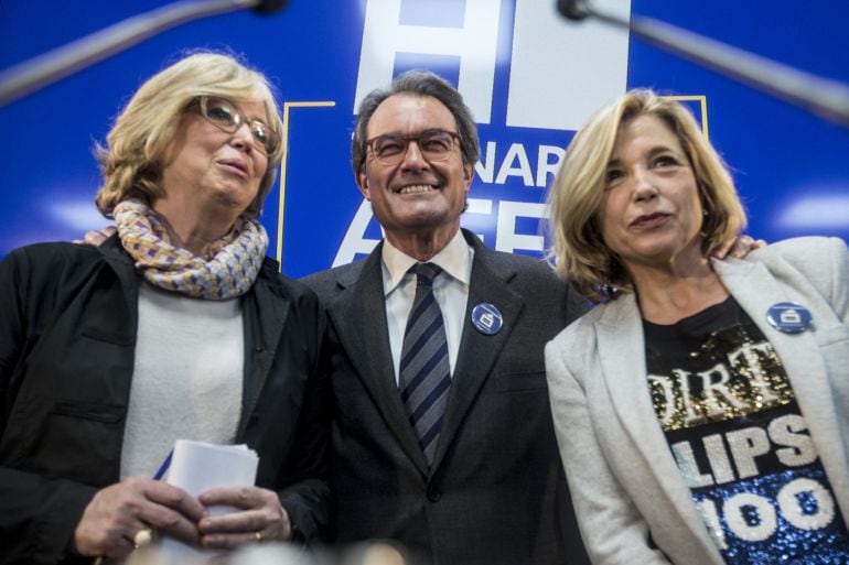  El expresidente de la Generalitat Artur Mas (c), la exvicepresidenta Joana Ortega (d), y la exconsellera de Enseñanza Irene Rigau (i), posan momentos antes de la rueda de prensa que han ofrecido hoy después que el Tribunal Superior de Justicia de Cataluñ