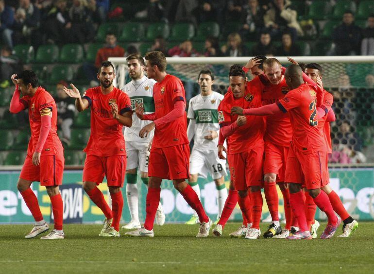 GRA387. ELCHE (ALICANTE), 15/01/2015.- Los jugadores del F. C. Barcelona celebran el primer gol del equipo blaugrana, durante el encuentro correspondiente a la vuelta de los octavos de final de la Copa del Rey, que disputan esta noche frente al Elche en e