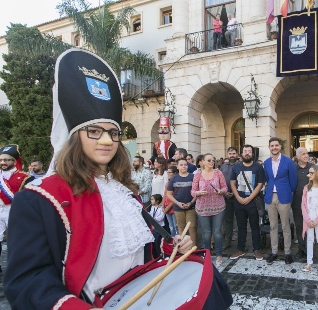 Una estudiante de la banda del Tio de la Porra en Gandia