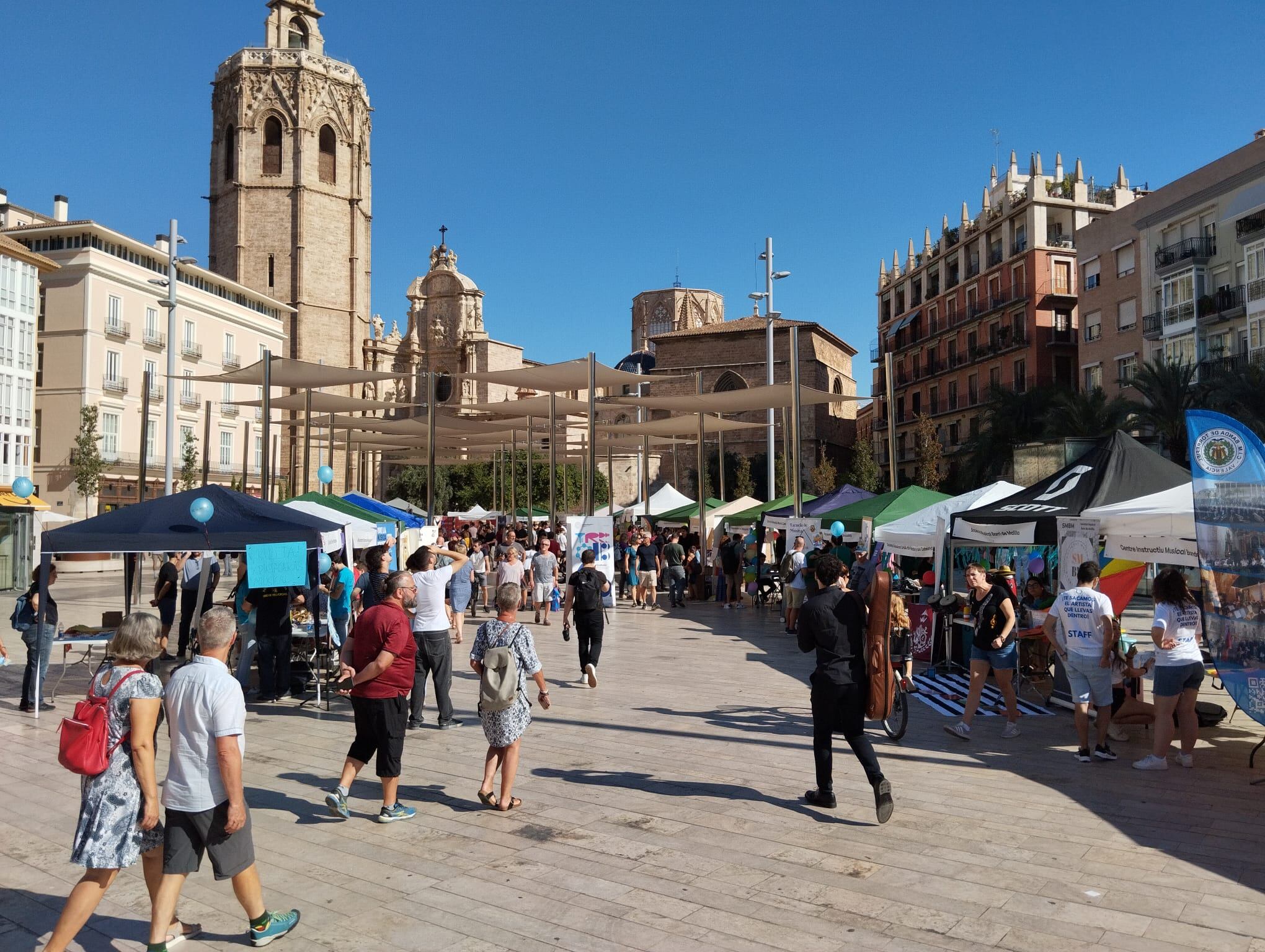 Vista general de los puestos y paradas de las agrupaciones de música asistentes a la Trobada de Societats Musicals i Escoles de Música