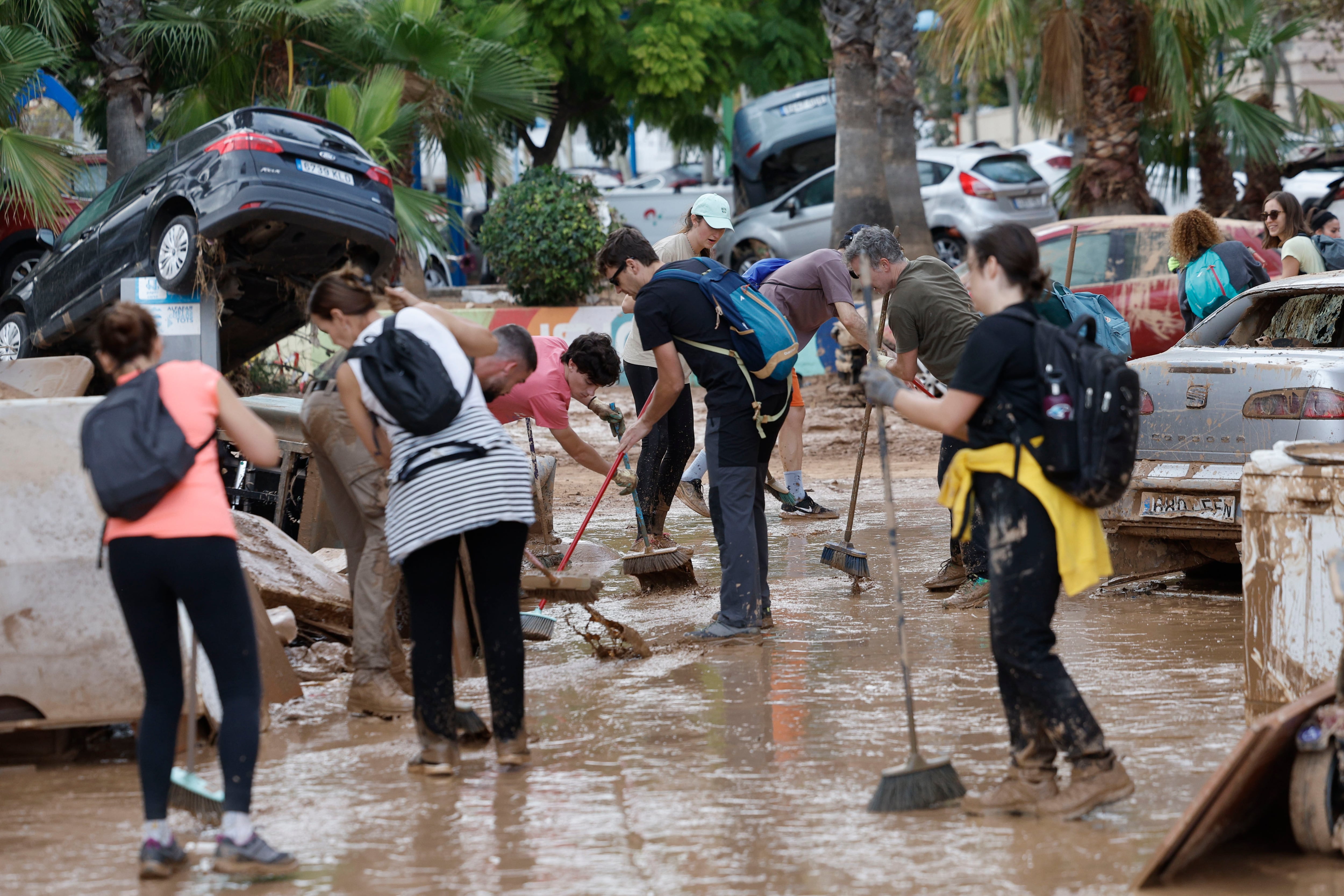 ALFAFAR (VALENCIA), 01/11/2024.- Vecino y personas de diversas comunidades autónomas trabajan como voluntarios para restablecer la normalidad en Alfafar (Valencia), este viernes. La búsqueda de desaparecidos, la identificación de víctimas mortales, las tareas de limpieza y la reparación de infraestructuras continúan tres días después de las inundaciones que han asolado la provincia de Valencia, en una jornada en la que el Gobierno envía a 500 militares más, que se sumarán a las 1.200 efectivos de la Unidad Militar de Emergencias (UME), para actuar en Utiel, Requena, Riba-roja, Torrent, Paiporta y Algemesí. EFE/ Kai Försterling
