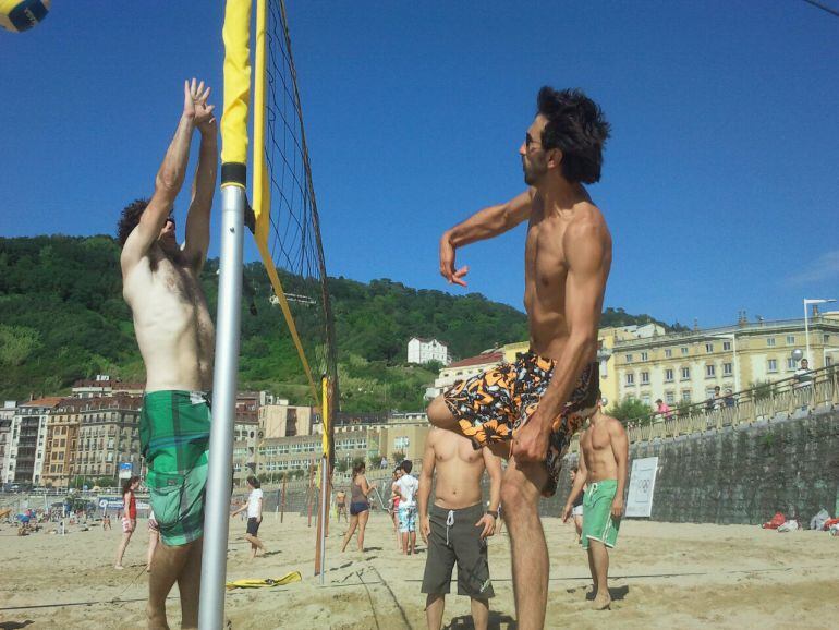 Varios donostiarras practicando volley-playa en La Zurriola durante el verano.
