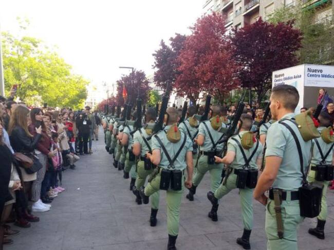 La Legión desfila el Viernes Santo en Granada con la cofradía de Los Ferroviarios