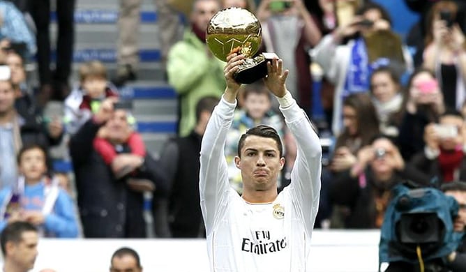 Cristiano Ronaldo ofrece el Balón de Oro a los aficionados del Real Madrid