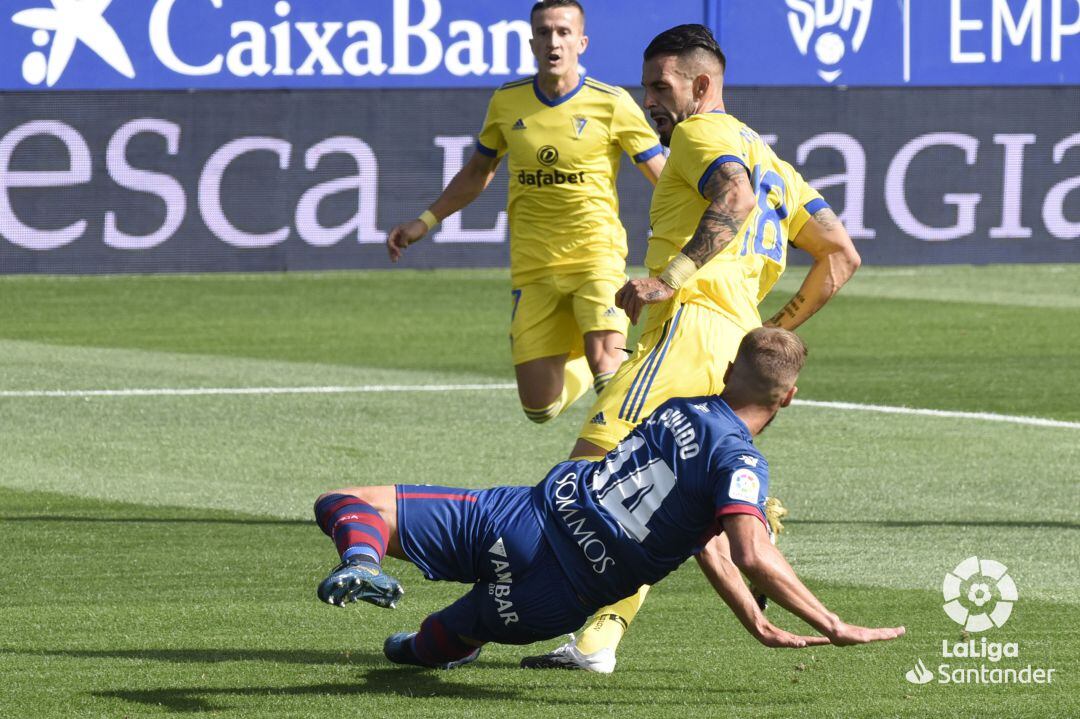 Negredo en el momento de anotar el primer gol del partido.