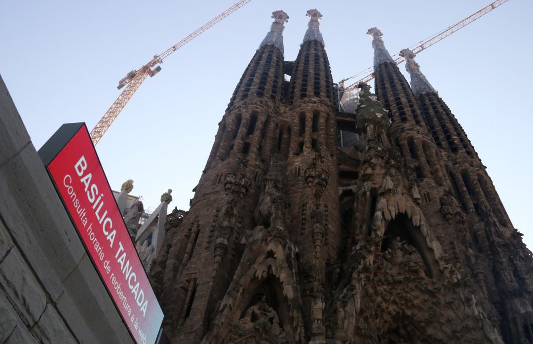 Fachada de la Sagrada Familia con un cartel que dice que la basílica está cerrada