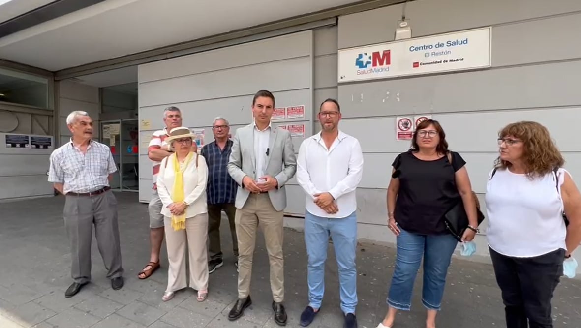 Juan Lobato con el PSOE de Valdemoro en el Centro de Salud de El Restón