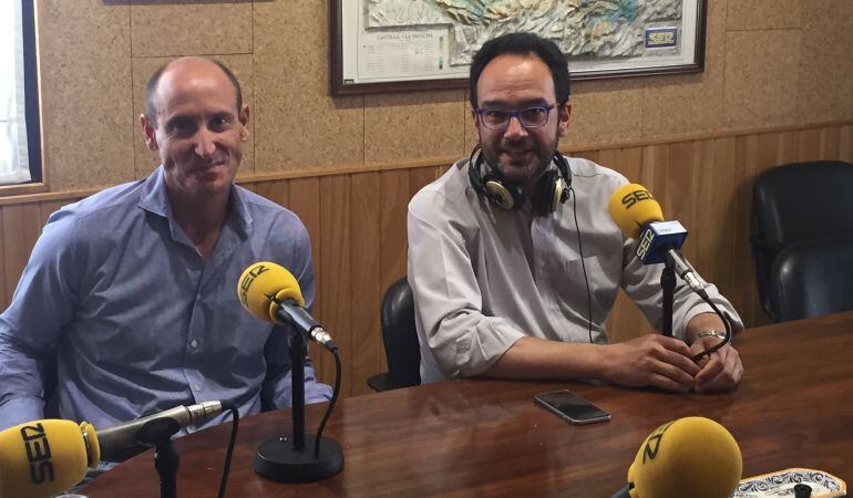 Antonio Hernando (d) con el candidato Luis Carlos Sahuquillo en SER Cuenca