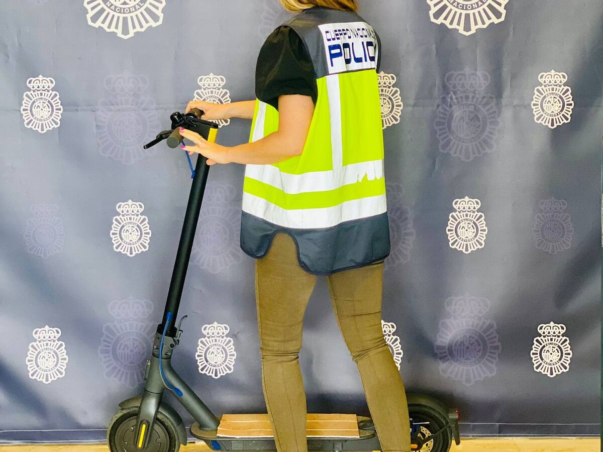 Detienen en Ibiza a un hombre por forzar un vehículo para robar un patinete eléctrico del interior