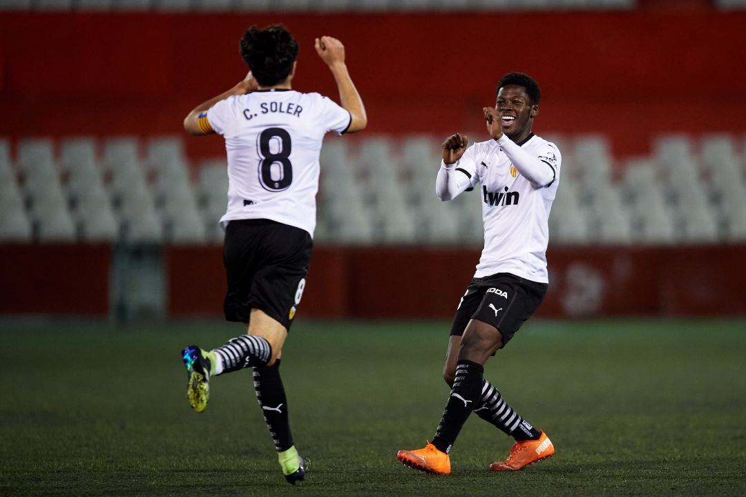Carlos Soler y Yunus celebran un gol del Valencia