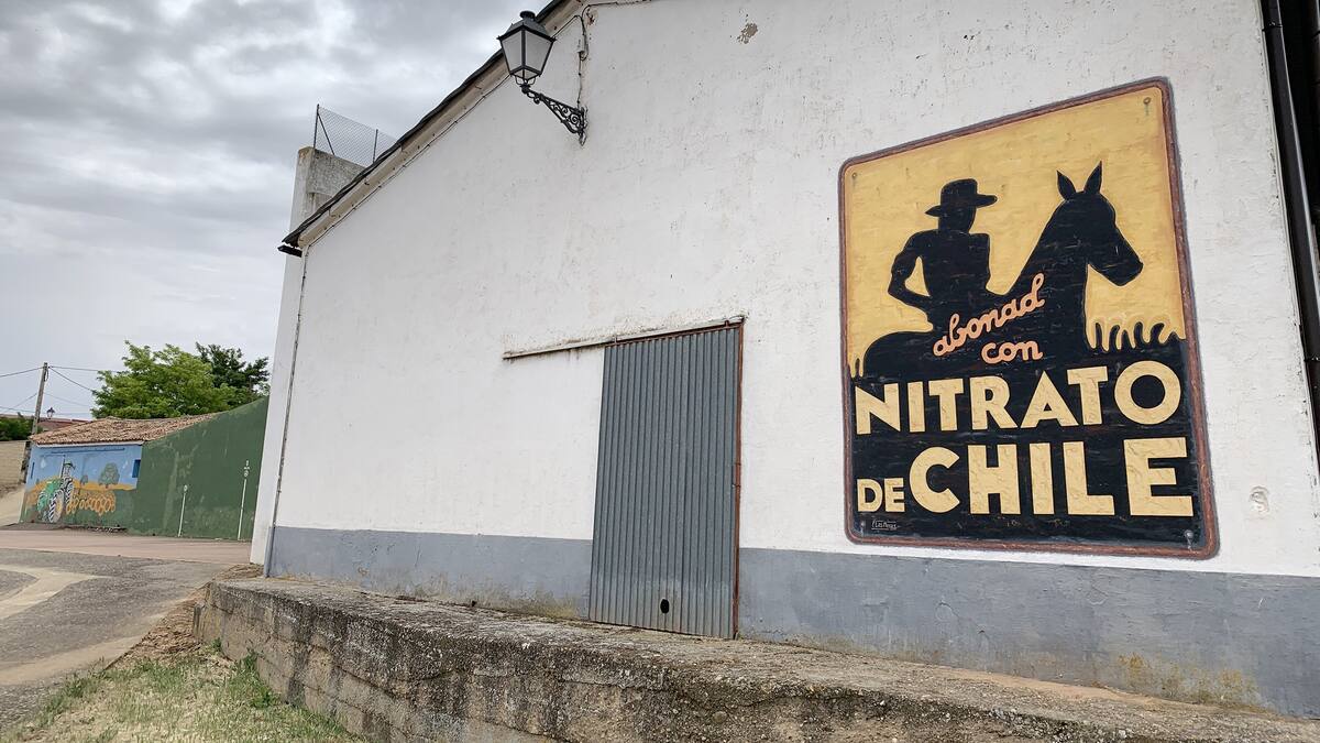 El artista local Paco Las Heras vuelve a intervenir en el museo al aire libre de Almarail