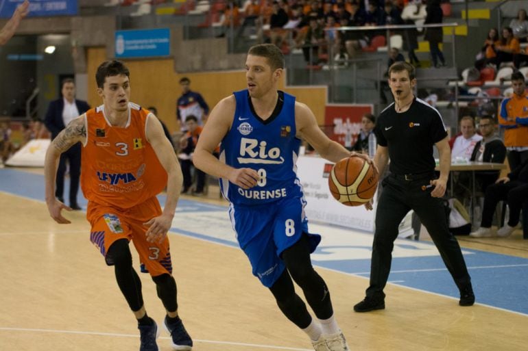 El éxtasis final de Zach Monaghn remata al Club Ourense Baloncesto, en el derbi gallego. Al final 77 a 75