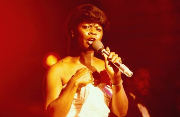 Irma Thomas durante un concierto en los 70