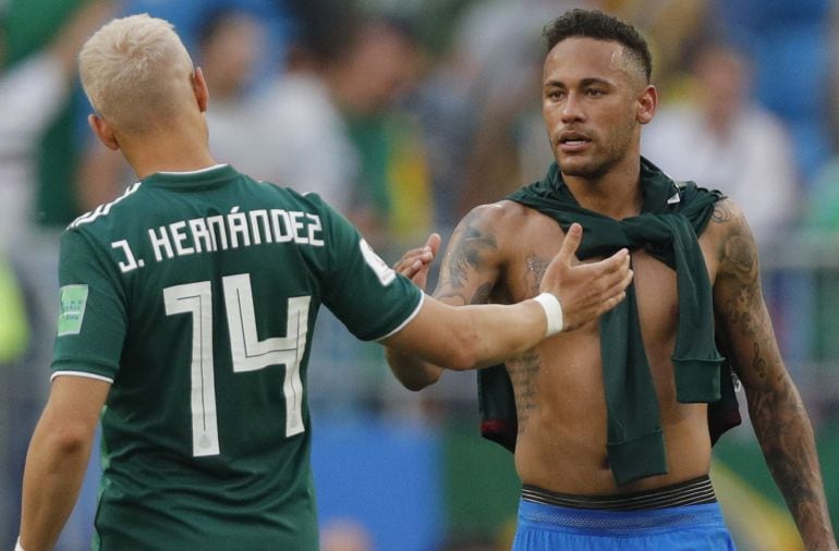 Neymar saluda a Chicharito tras la victoria