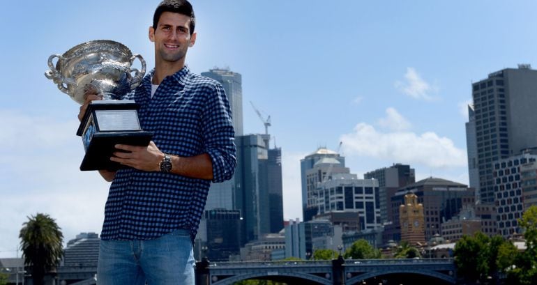 Djokovic posa con la copa en Melbourne