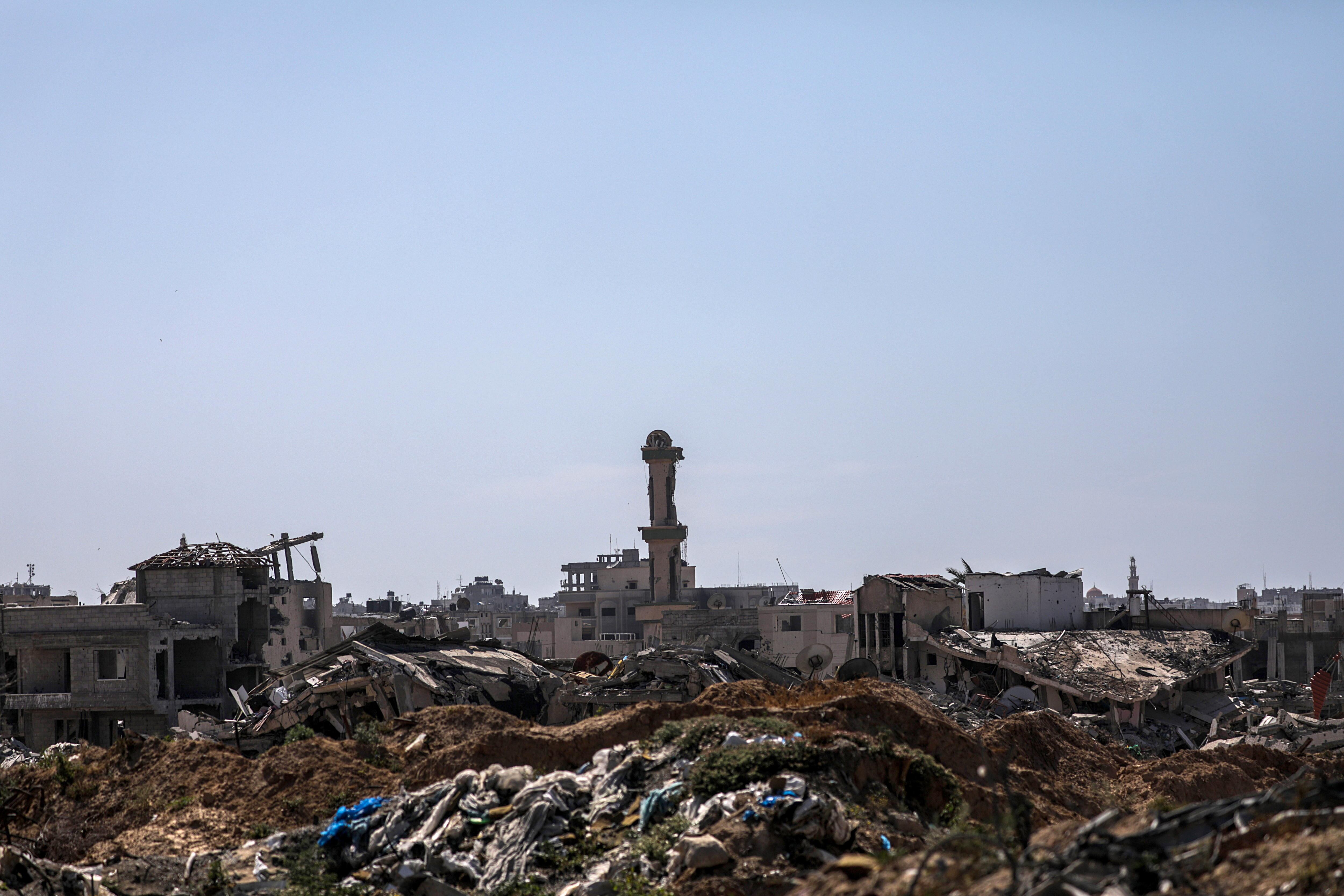 Khan Younis (-), 08/05/2024.- Damaged mosque and houses near Salah Al Din road between Khan Younis town and Rafah, southern Gaza Strip, 08 May 2024. The Israel Defence Forces (IDF) on 06 May called on residents of eastern Rafah to 'temporarily' evacuate to an expanded humanitarian area. On 07 May the IDF stated that its ground troops began an overnight operation targeting Hamas militants and infrastructure within specific areas of eastern Rafah, taking operational control of the Gazan side of the Rafah crossing based on intelligence information. More than 34,600 Palestinians and over 1,455 Israelis have been killed, according to the Palestinian Health Ministry and the IDF, since Hamas militants launched an attack against Israel from the Gaza Strip on 07 October 2023, and the Israeli operations in Gaza and the West Bank which followed it. EFE/EPA/MOHAMMED SABER