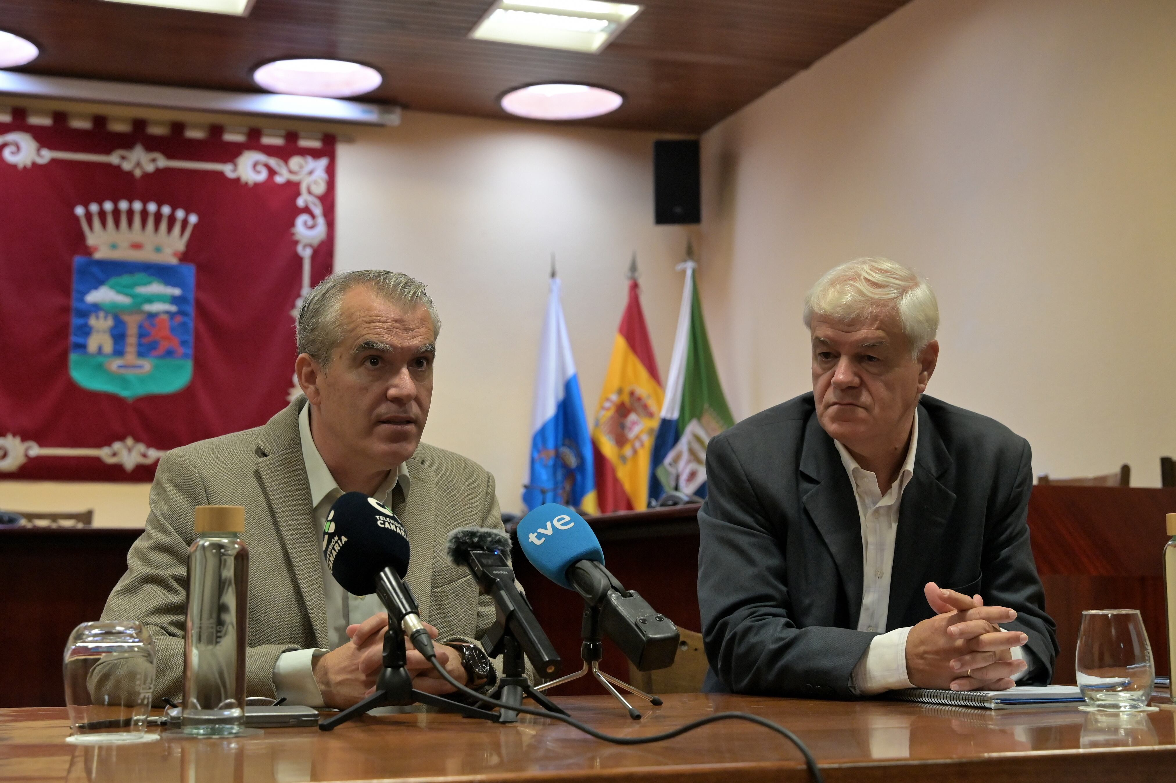 GRAFCAN5816. VALVERDE (EL HIERRO) (ESPAÑA), 22/10/2025.- El presidente del Cabildo de El Hierro, Alpidio Armas (d), del PSOE, y el portavoz del PP, Rubén Armiche (i), han anunciado este miércoles un acuerto para que sus dos partidos gobiernen juntos la corporación insular. EFE/Gelmert Finol