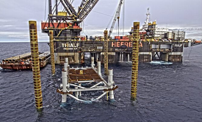 Fotografía facilitada por Gudnus.com de la instalación de los pilotes del Jacket de la plataforma de procesos del proyecto Castor frente a las costas de Vinaròs (Castellón)